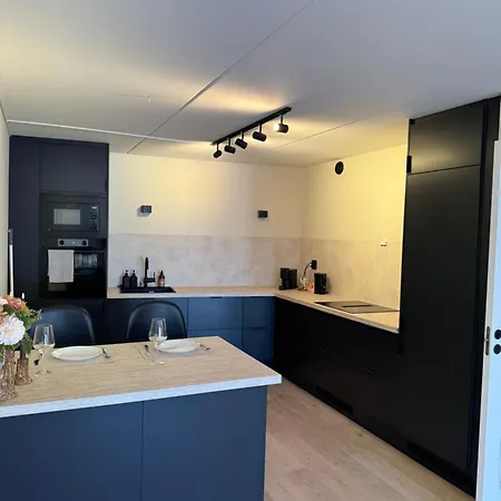 70 Sqm In Downtown With Parking And Elevator 1 Double Bed And 1 Dobbel Air Madress *